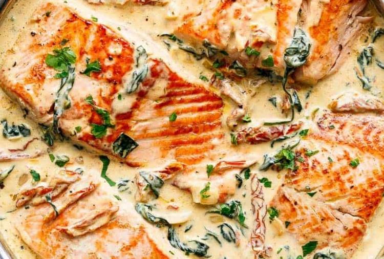 Salmon in creamy sauce with dried tomatoes 