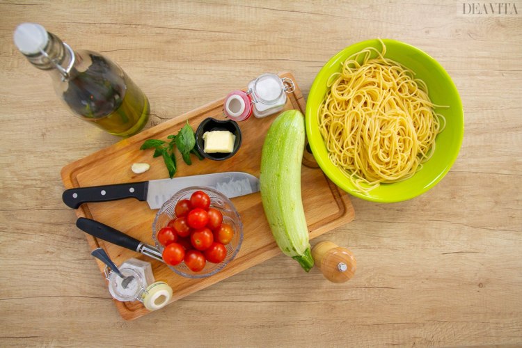 Spaghetti with zucchini and tomatoes recipe ingredients