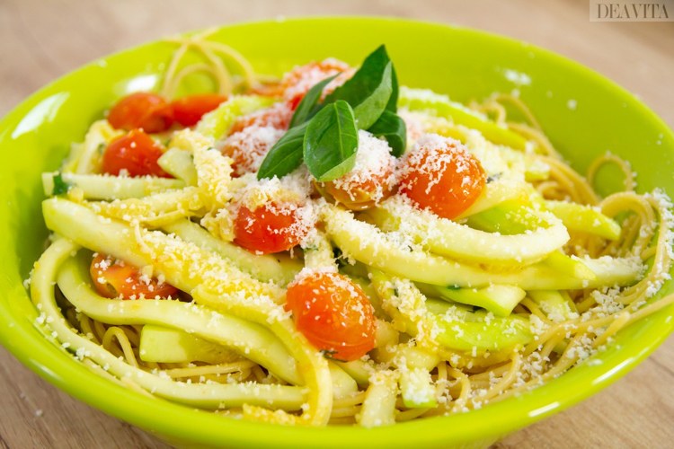 quick Spaghetti with zucchini and tomatoes recipe