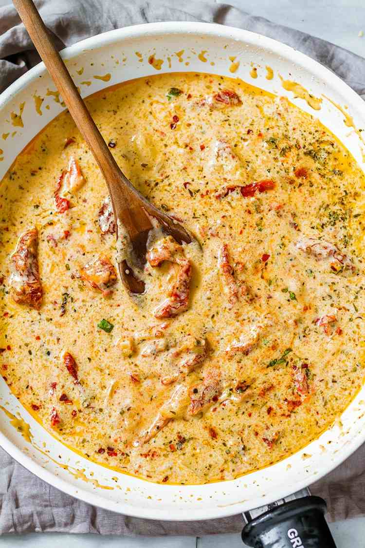 creamy sauce with dried tomatoes garlic and spinach