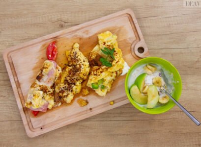 low-carb-breakfast-omelet-and-yogurt-with-fruits