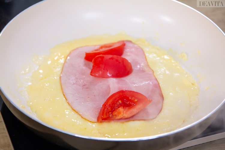 omelette with ham and tomatoes