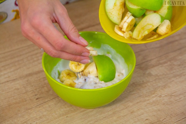 quick healthy breakfast banana apple yogurt