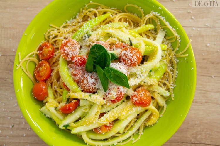 spaghetti vegetarian pasta with tomatoes zucchini and basil