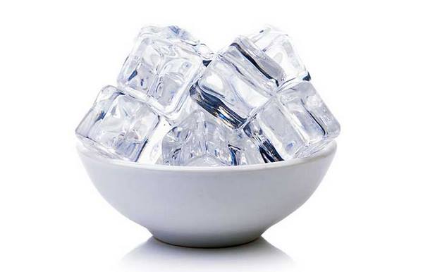 Ice cubes to relieve itching