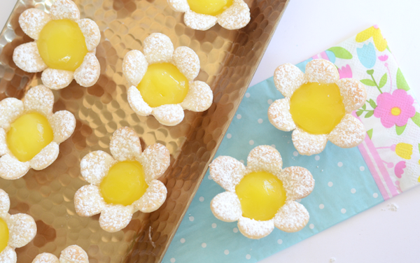 Quick and easy flower tarts with lemon curd