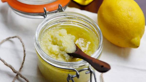 homemade salt and lemon scrub to whiten nails