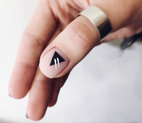 pretty minimalist nail designs with geometric pattern