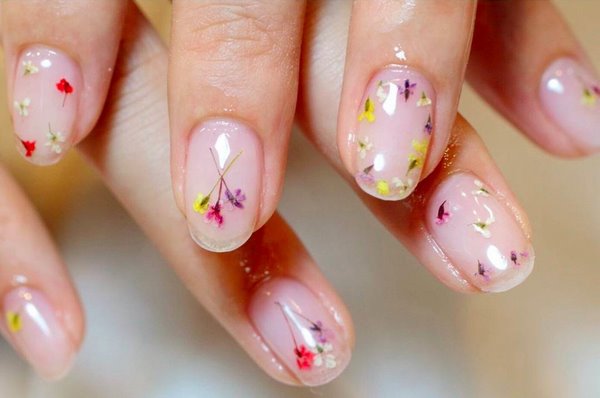 spring manicure ideas tiny flower pattern