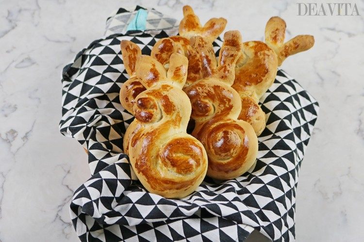 cute Easter bunny bread buns table decorating ideas