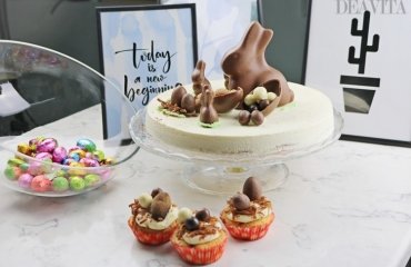 festive-chocolate-cake-with-chocolate-bunny-and-cupcakes-with-chocolate-eggs