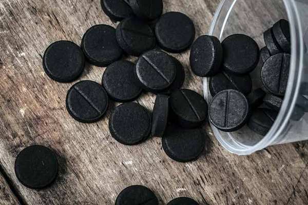 teeth whitening with activated charcoal tablets
