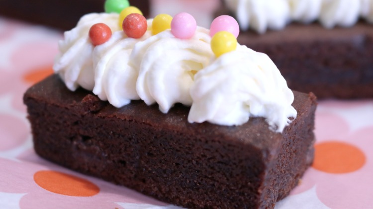 Party finger food recipes brownie with whipped cream