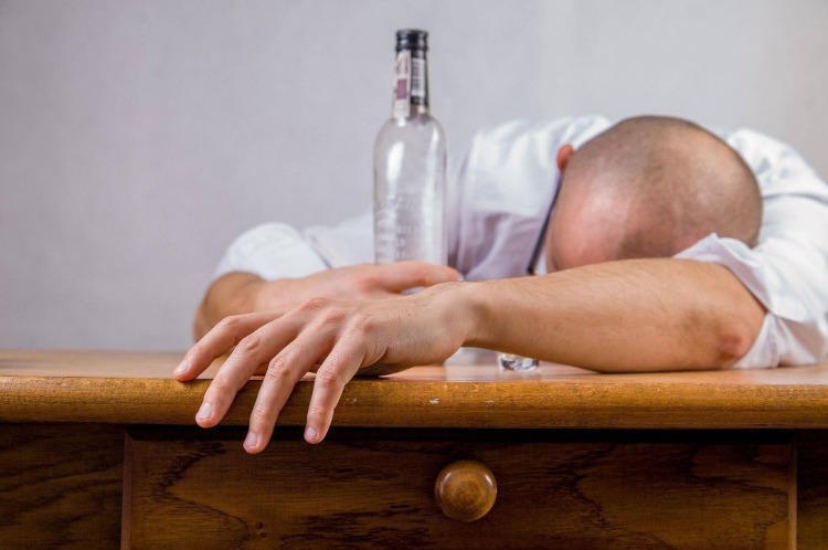 alcohol has negative effect on health and may cause hair loss