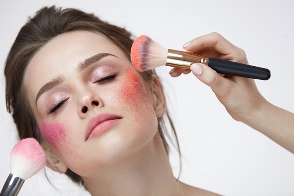 dos and donts common mistakes to avoid when applying makeup