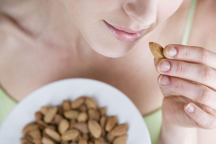 eat raw almonds for oral health