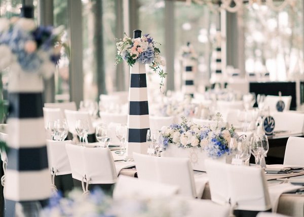 gorgeous table decoration for beach style wedding