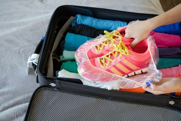 how to pack shoes in the luggage