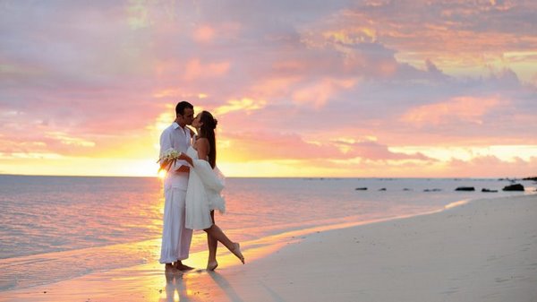 romantic wedding ideas sea shore photos bride and groom 