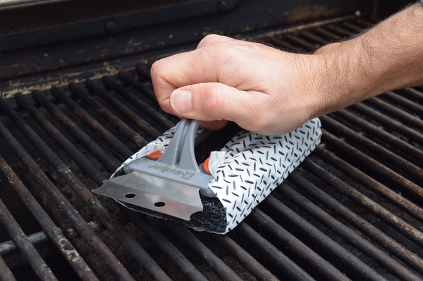 clean and grease grill grate before grilling meat