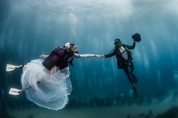 creative extraordinary underwater wedding hobby diving 