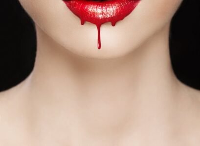 do-not-apply-too-much-lipstick