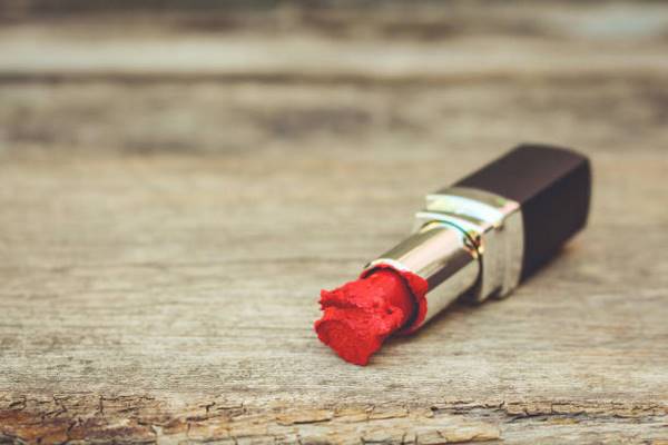 do not use dry or old lipstick how to avoid common makeup mistakes 