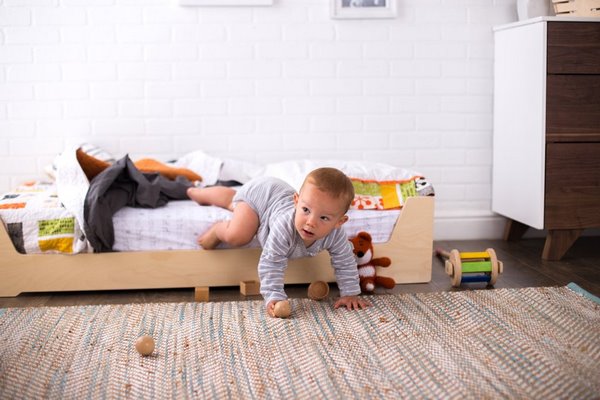 how to choose proper furniture and decoration for Montessori room