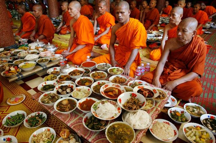 a variety of vegetarian dishes and Buddhist monks