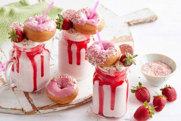 strawberry cheesecake freakshake with donuts 