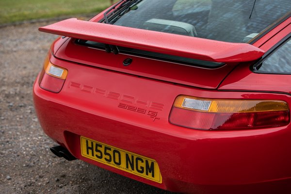 1991 porsche 928 rear view