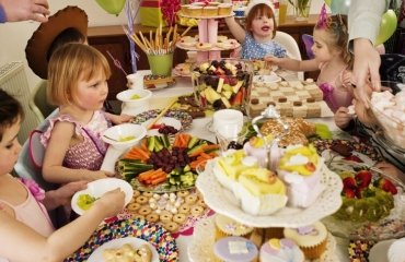 kids-birthday-party-with-full-table-of-delicious-treats