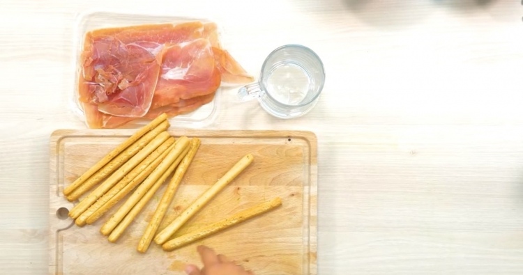 quick finger food recipe ingredients prosciutto and Breadsticks