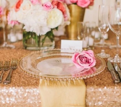 rose-gold-wedding-ideas-sequin-tablecloth-floral-centerpieces