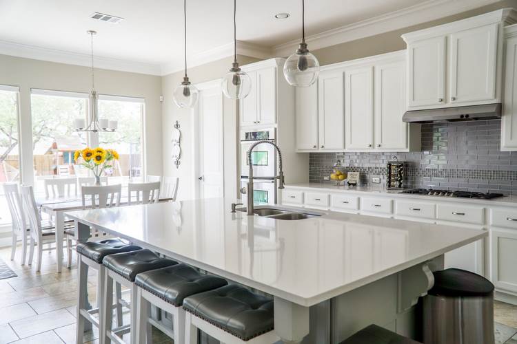 advantages of white color for a kitchen interior