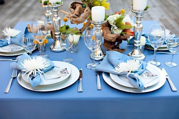 wedding table decor ideas blue and white color palette