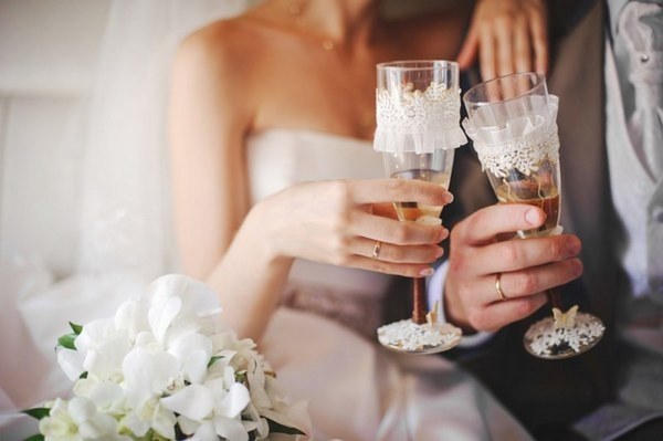 DIY Bride and groom toasting flutes ideas for decoration 