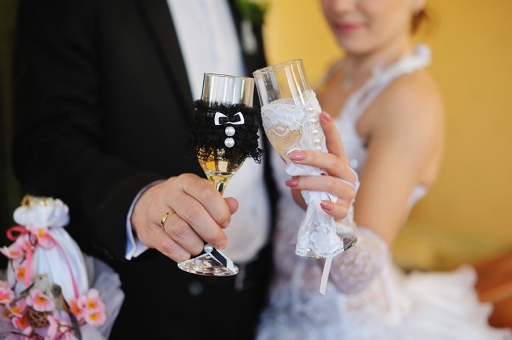DIY Wedding champagne flutes ideas to toast your special day in style