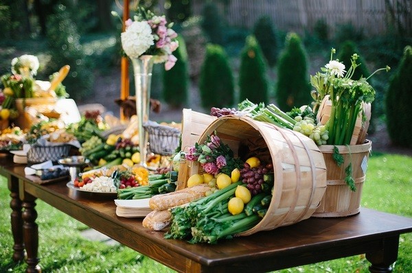 Garden-wedding-menu-ideas-arrange-different-food-stations