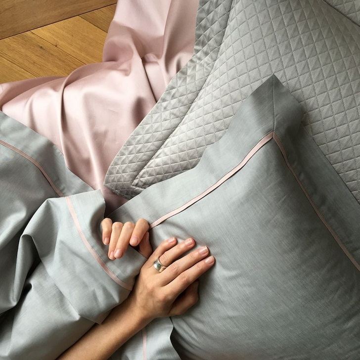 Pink and gray bedding sets for peaceful atmosphere in the bedroom