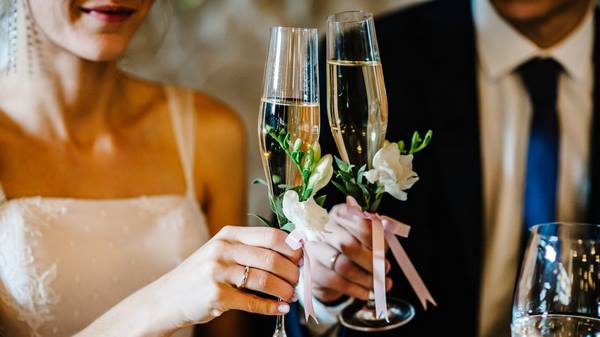 Rustic and country style wedding decoration ideas DIY champagne glasses