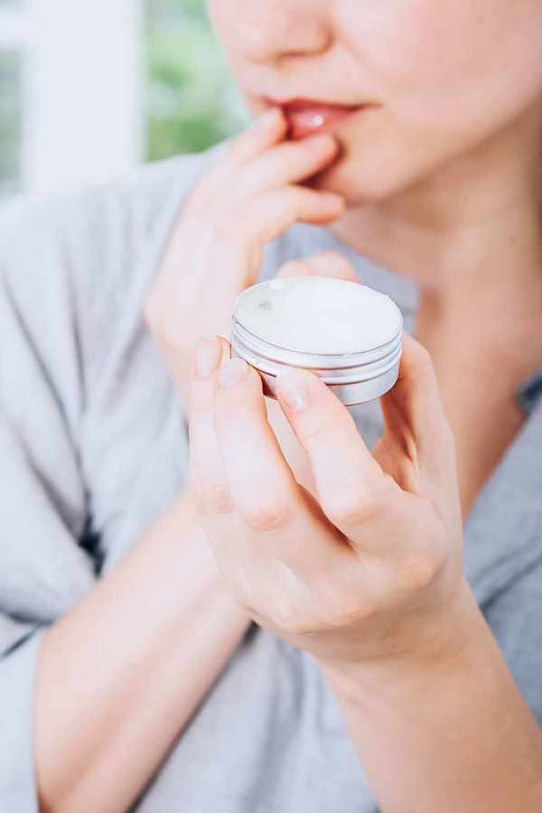 apply lip balm to protect the skin in winter