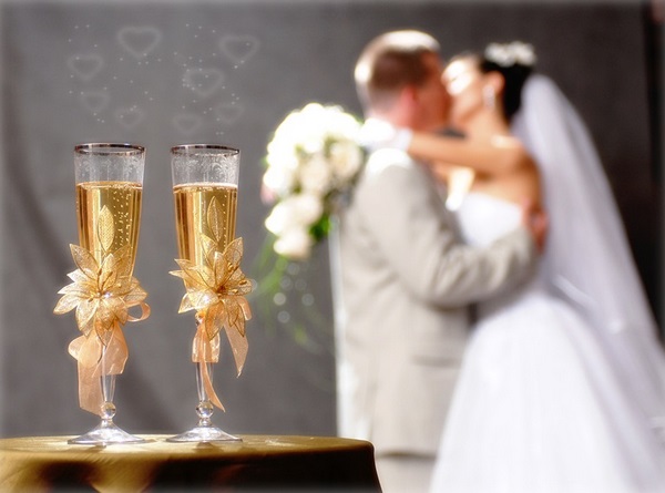 creative ideas for bride and groom champagne glasses decoration