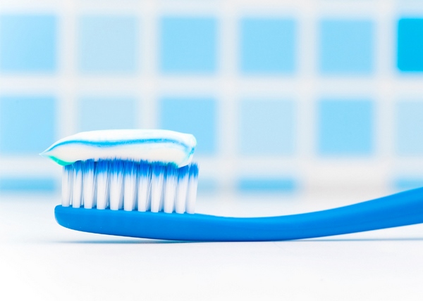 fluorinated toothpaste may cause dry lips