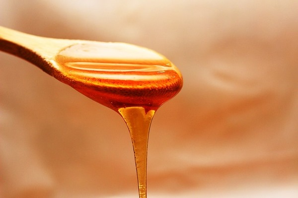 honey is effective natural medicine for healing chapped lips