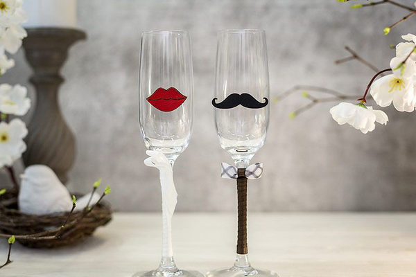super cute bride and groom champagne glasses ideas