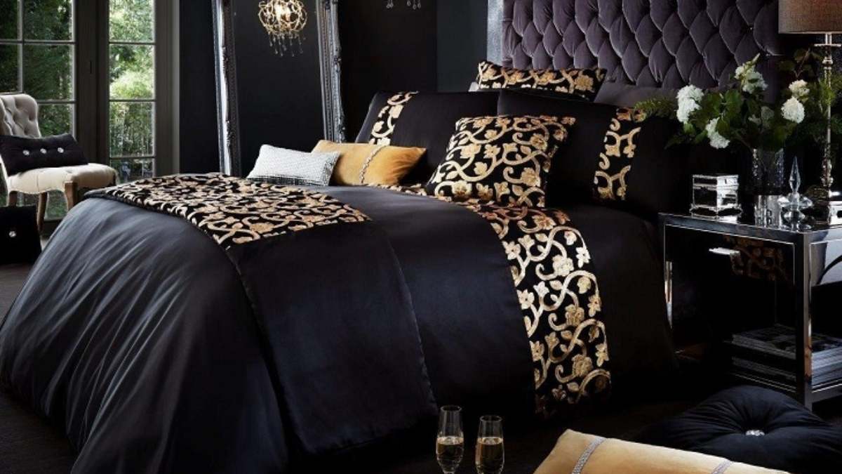 Bedroom Ideas With Black And Gold Comforter And White Walls toronto 2021