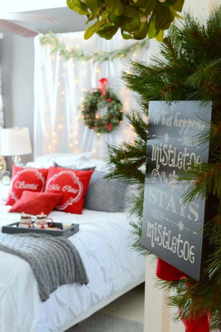 Awesome Christmas bedroom ideas wreaths garlands decorative pillows
