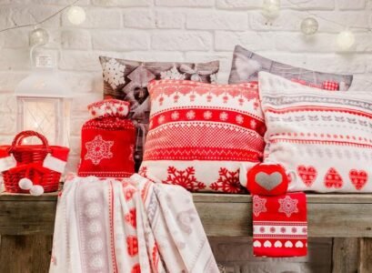 Christmas-entryway-decorating-ideas-to-enter-a-festive-and-magical-world