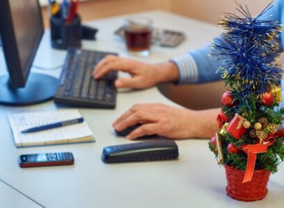 Christmas-office-decorating-ideas-mini-tree-for-the-desk
